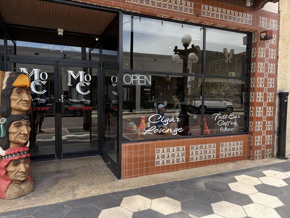 Entrada de Market of Cigars en Ybor City
