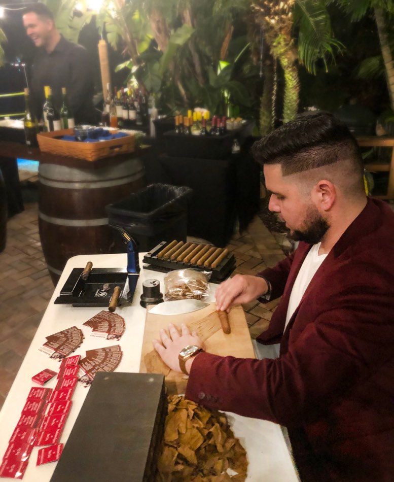 Un torcedor de Nicahabana enrollando puros en vivo en un evento privado